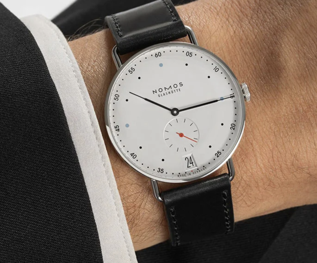 Detaliu cadran Nomos Tangente 38 Date afișaj dată brevetat mare secundar periferic ora 6