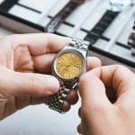 setare ora si data la un ceas automatic