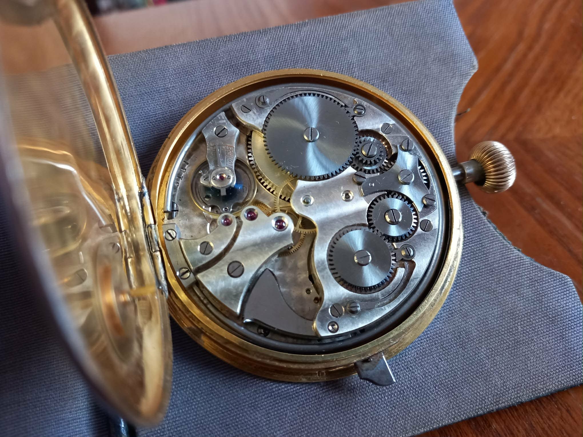 Dencan și Vacheron Constantin Trident, ceas de voiaj cu alarmă mecanism